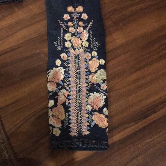 🆕💙Listing. Embroidered Skinny Jeans - Picture 3 of 8